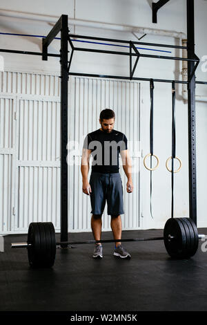 Portrait de athletic homme debout plus longs avant le levage Banque D'Images