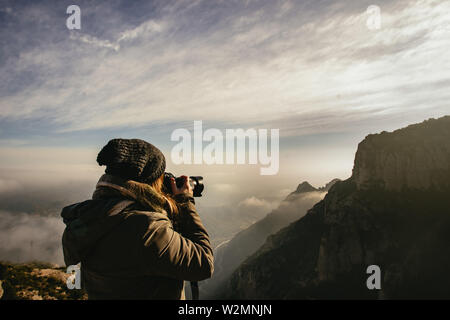 Personne qui marche le long d'une ligne centrale d'une route qui serpente à travers les montagnes dans la région près de Monestir de Montserrat Barcelone Espagne sur un jour brumeux Banque D'Images