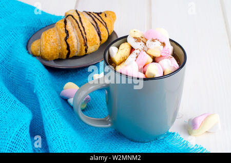 Petit-déjeuner romantique avec des guimauves et un croissant Banque D'Images