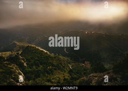 Paysage de montagne atmosphérique Monestir de Montserrat près de Brcelona Espagne avec pics escarpés et des vallées entourées de nuages de basse altitude Banque D'Images