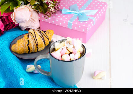 Petit-déjeuner romantique avec des guimauves et un croissant Banque D'Images