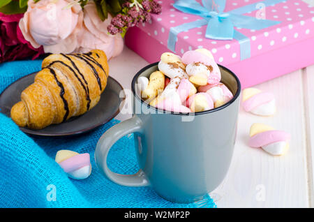 Petit-déjeuner romantique avec des guimauves et un croissant Banque D'Images