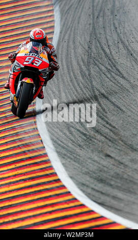 07 juillet 2019, Saxe, Hohenstein-Ernstthal : Motorsport / moto, Grand Prix d'Allemagne, au Sachsenring MotoGP Rider : Marc MARQUEZ (Espagne, Repsol Honda Team) est sur son chemin de sa dixième victoire. Photo : Jan Woitas/dpa-Zentralbild/dpa Banque D'Images