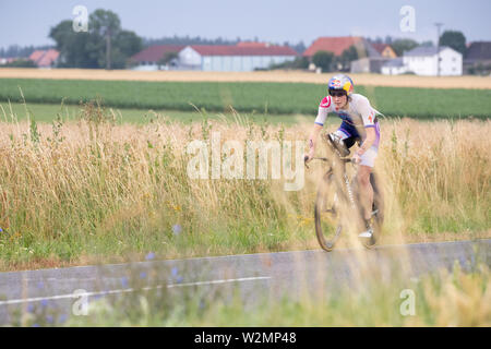 07 juillet 2019, la Bavière, Charles-Barclay Obermässing : Lucy, triathlète de Grande-Bretagne, les balades à vélo au cours de l'étape de la Datev Challenge Roth. Dans la 18e édition du triathlon, les participants doivent nager 3,8 km, vélo 180 km et courir 42 km, Photo : Daniel Karmann/dpa Banque D'Images