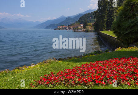 Avis de Bellagio, un petit village sur le lac de Côme à travers les jardins de la Villa Melzi, Italie. Banque D'Images