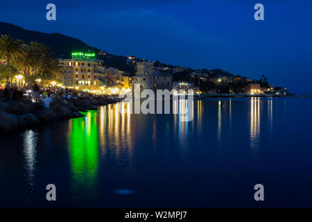 RAPALLO, ITALIE, 3 juillet, 2019 - voir de Rapallo, Gênes (Genova) province et le château sur la mer par nuit, en Italie. Banque D'Images