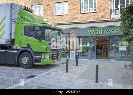 Waitrose store et des camions de livraison dans la région de Surrey leatherhead Banque D'Images