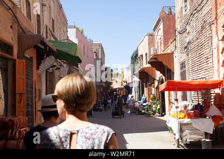 Les gens sur les ruelles de la médina de Marrakech, Maroc Banque D'Images