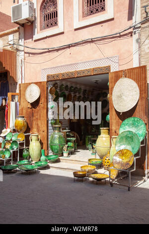 Vendeur de céramique sur Lane à la Medina, Marrakech - Maroc Banque D'Images