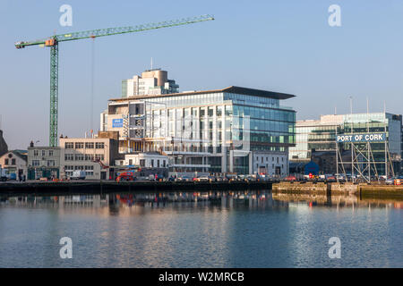 La ville de Cork, Cork, Irlande. Le 05 avril,2019. Une grue travaille sur la deuxième phase du développement de bureaux à Navagation Square, Albert Quay, Cork, Ir Banque D'Images