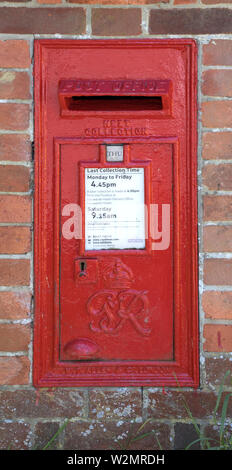 Post box en bolney village de West Sussex Banque D'Images