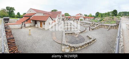 Carnuntum, Basse Autriche - Mai 2019 : Entièrement reconstruit les maisons et des fouilles archéologiques de la ville civile de la province romaine de Pannonie. Banque D'Images