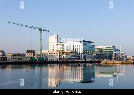 La ville de Cork, Cork, Irlande. Le 05 avril,2019. Une grue travaille sur la deuxième phase du développement de bureaux à Navagation Square, Albert Quay, Cork, Ir Banque D'Images