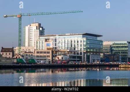 La ville de Cork, Cork, Irlande. Le 05 avril,2019. Une grue travaille sur la deuxième phase du développement de bureaux à Navagation Square, Albert Quay, Cork, Ir Banque D'Images