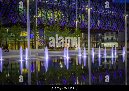 Birmingham Nouvelle bibliothèque reflète dans l'eau dans Centenary Square, Birmingham UK Banque D'Images