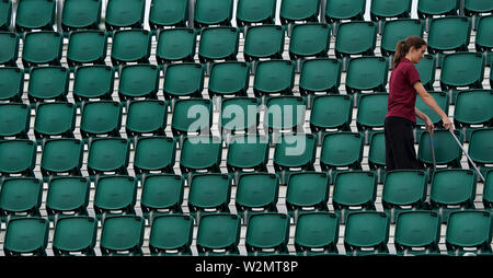 Le personnel d'entretien Nettoyer les sièges au tribunal 12 au jour 9 des championnats de Wimbledon à l'All England Lawn Tennis et croquet Club, Londres. ASSOCIATION DE PRESSE Photo. Photo date : mercredi 10 juillet 2019. Crédit photo doit se lire : Philip Toscano/PA Wire. RESTRICTIONS : un usage éditorial uniquement. Pas d'utilisation commerciale sans l'accord préalable écrit de l'. PROFILS TÊTES L'utilisation de l'image fixe seulement - pas d'images en mouvement pour émuler la diffusion. Pas de superposition ou l'enlèvement de parrain/ad logos. Banque D'Images
