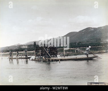 [ 1890 ] Les pêcheurs japonais - Japon - les pêcheurs en bateaux plats transportant dans des filets de pêche sur la rivière Ujigawa, Uji, préfecture de Kyoto. 19e siècle vintage albumen photo. Banque D'Images