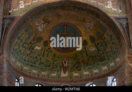 Ravenne, Basilica di Sant'Apollinare in Classe, Kalotte Chorapsis Mosaik, der mit dem hl. Apollinaire und als den 12 12 Lämmern Aposteln Unter dem Kr Banque D'Images