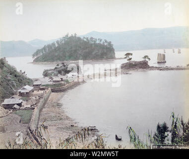 [ 1890 Japon - fermes et de jonques à Nagasaki ] - voile de jonques Japonaises à proximité de l'Île, Takabokojima Nagasaki. Sur l'avant-plan est Kaminoshima. Les petites exploitations disposent d domaines d'atteindre l'extrémité du front de mer. Comme ces villages, souvent y compris les "kami" (Dieu), ont été les maisons de chrétiens souterrains (Kakure Kirishitan). 19e siècle vintage albumen photo. Banque D'Images