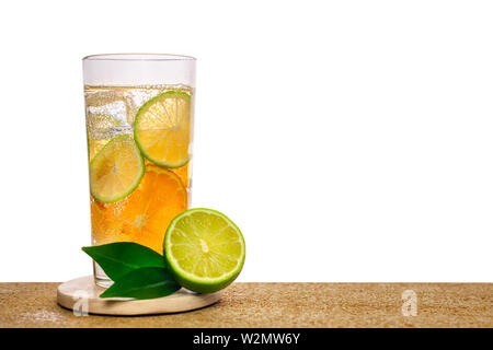 Verre de limonade avec minéral de l'eau infusée detox avec orange, citron vert fruits décorés sur fond de pierre isolated over white, concept de rafraîchissement s Banque D'Images