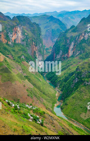La Nho Que River en passant par la Gorge de Ma Pi Leng, Dong Van Geopark, Vietnam Banque D'Images