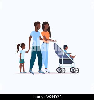 Les parents de la fille et tout-petit fils dans la poussette de plein air marche african american family planning familial pleine longueur concept Illustration de Vecteur