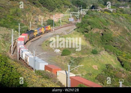 Train de fret à Pukerua Bay, Wellington, Île du Nord, Nouvelle-Zélande Banque D'Images