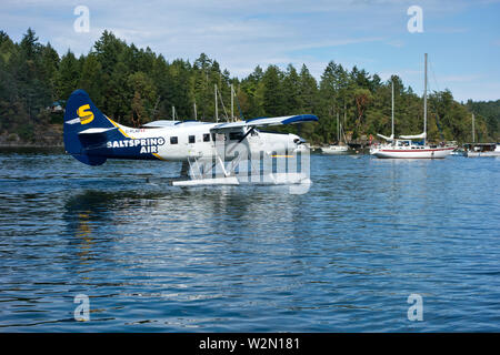 De Havilland Canada DHC-3T Vazar'Otter hydravion décollant de Ganges Harbour sur l'île Salt Spring, piloté par Salt Spring Air. Banque D'Images