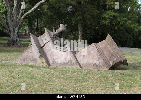 Peu de vieille tour du 19e siècle de plus en plus d'herbe dans un parc à Auckland, Nouvelle-Zélande Banque D'Images