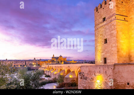 Mosque-Cathedral et le pont romain avec Callahora Tower (Torre de la Calahorra) au coucher du soleil à Cordoue, Andalousie, Espagne Banque D'Images