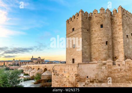 Mosque-Cathedral et le pont romain avec Callahora Tower (Torre de la Calahorra) au coucher du soleil à Cordoue, Andalousie, Espagne Banque D'Images