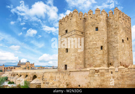 Mosque-Cathedral et le pont romain avec Callahora Tower (Torre de la Calahorra) à Cordoue, Andalousie, Espagne Banque D'Images