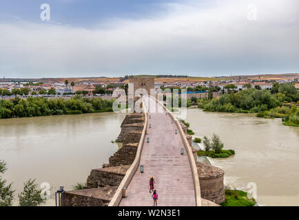 Pont romain avec Callahora Tower (Torre de la Calahorra) à Cordoue, Andalousie, Espagne Banque D'Images