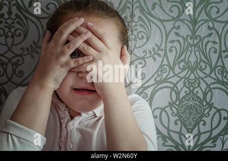 La violence domestique, frapper les enfants, la cruauté des parents, des adolescentes d'être battus, concept de protection de l'enfance Banque D'Images