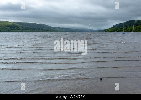 Fort vent causant des vagues dans le lac Bala avant de pleuvoir sur l'image Banque D'Images