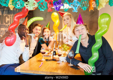 Les amis de célébrer une fête avec une décoration colorée dans Carnaval ou anniversaire Banque D'Images