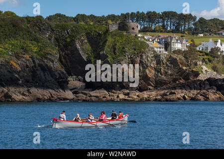 Un bateau à ramer dans le port de Fowey Banque D'Images