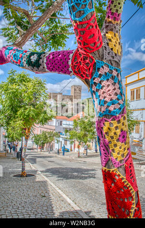 Décorées avec des arbres patchwork crochet colorés sur une maison de vacances dans la ville de Mertola, une très belle ville dans la région de l'Alentejo portugais Banque D'Images