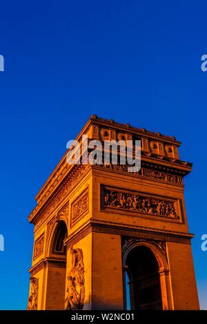 L'Arc de Triomphe (l'Arc de Triomphe de l'étoile) est l'un des plus célèbres monuments de Paris, France, debout à l'extrémité ouest de la