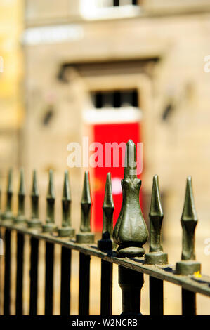 Chambre avec porte rouge derrière les balustrades métalliques dopés sur St Mary's Parade,Lancaster,UK Banque D'Images