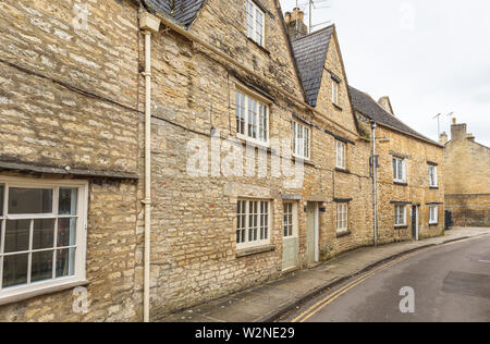 Street view d'une rangée de cottages traditionnels en pierre de Cotswold dans Circencester, une ville connue comme la capitale de la région des Cotswolds Gloucestershire, Royaume-uni en Orient Banque D'Images