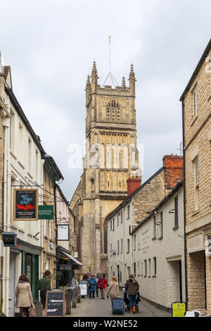 Vue sur St John Baptist Church tower et ruelle dans Circencestertown centre, connue comme la capitale de la région des Cotswolds, Gloucestershire, Royaume-uni en Orient Banque D'Images