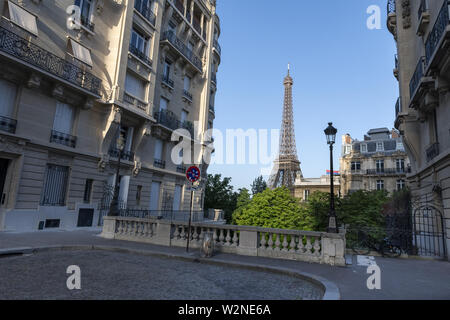 Europe, France, Paris, 2019-06, Tour Eiffel monument se disputaient à partir de l'Avenue de Camoes, 16eme. Banque D'Images