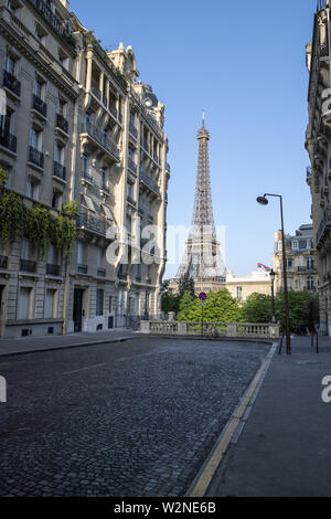 Europe, France, Paris, 2019-06, Tour Eiffel monument se disputaient à partir de l'Avenue de Camoes, 16eme. Banque D'Images