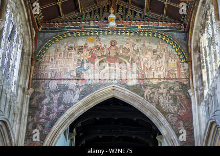 Au cours de la peinture Doom chancel arch et de l'intérieur de l'église Saint-Thomas dans le centre-ville de Salisbury, une ville de la cathédrale dans le Wiltshire, au sud-ouest de l'Angleterre, Royaume-Uni Banque D'Images