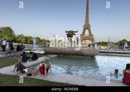 Europe, France, Paris, 2019-06, Tour Eiffel monument viewd gardins du Trocadéro. Les gens se baigner dans les fontaines, dans le but de refroidir duri Banque D'Images