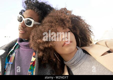 La mode jeune couple de race mixte reposant sur l'autre, à Paris, France