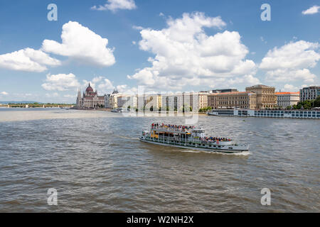 Excursions en bateau de croisière touristique au bord du Danube, dans le centre-ville de Budapest Banque D'Images