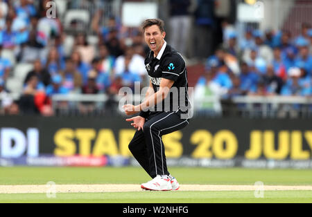 La Nouvelle-Zélande célèbre la prise de Trent Boult guichet de l'Inde au cours de la CPI Virat Kohli Coupe du Monde, demi-finale à Old Trafford, Manchester. Banque D'Images