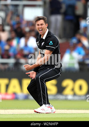 La Nouvelle-Zélande célèbre la prise de Trent Boult guichet de l'Inde au cours de la CPI Virat Kohli Coupe du Monde, demi-finale à Old Trafford, Manchester. Banque D'Images